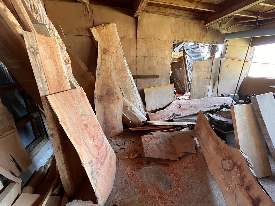 工場解体に向けて工場内の材料を取り出しています