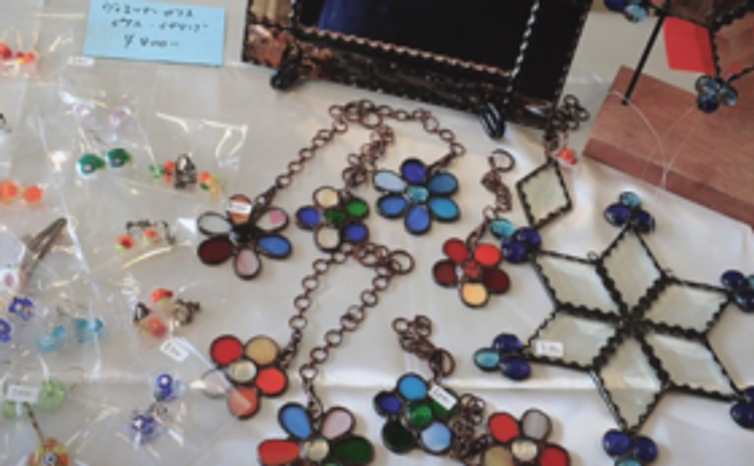 お礼のお気持ちと、ガラスのアクセサリーをお送りします