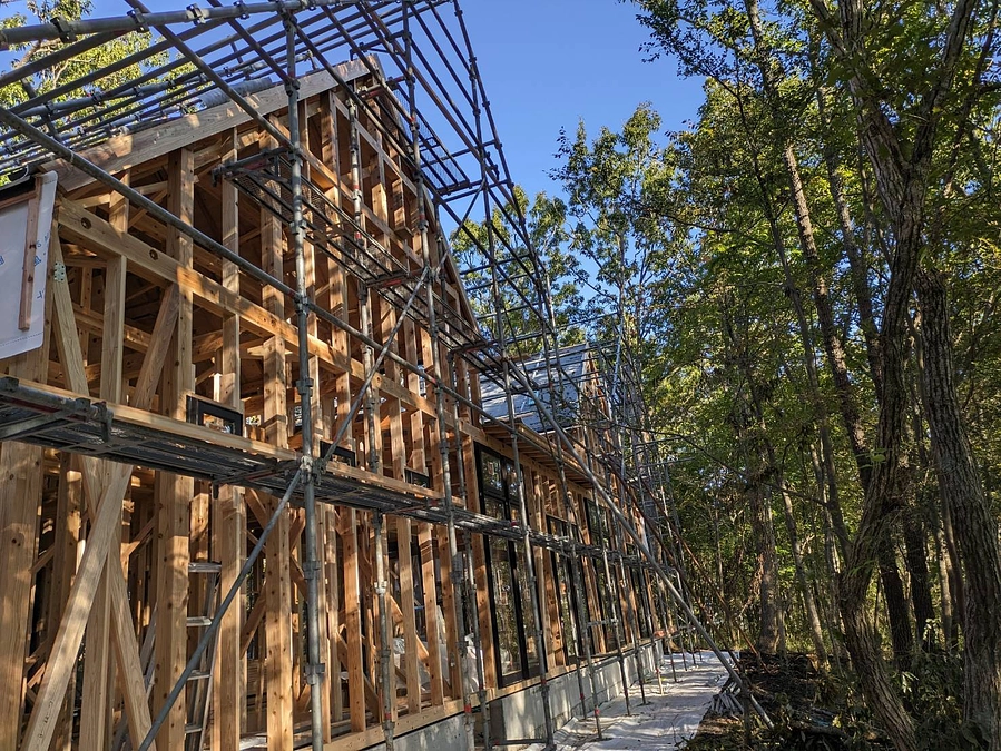 エントランス棟と宿泊棟の建設が進んでいます