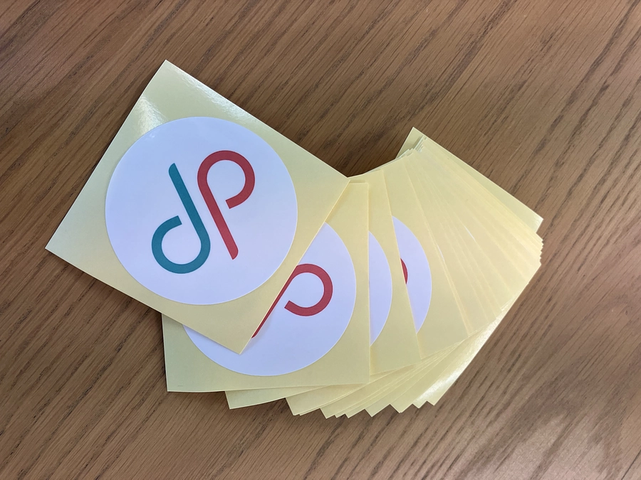 D×Pロゴステッカーを発送中です！