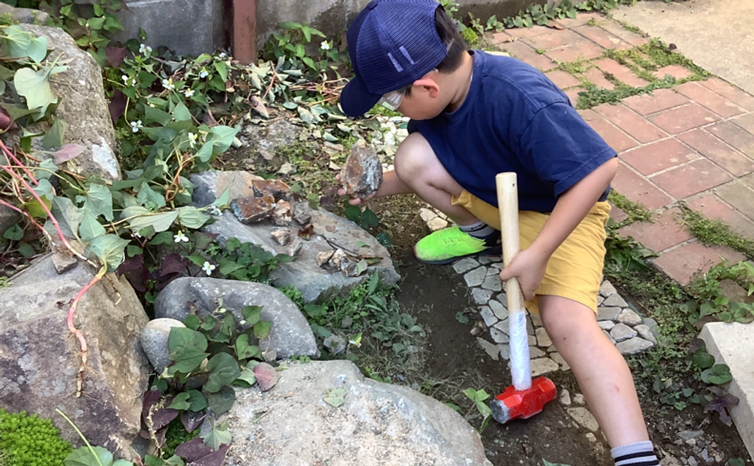 子どもたちと庭の石割体験ができます