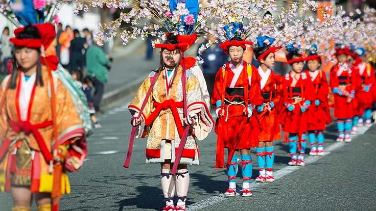 子どもたちの笑顔のために！東城「お通り」の華やかな行列を絶やさない
