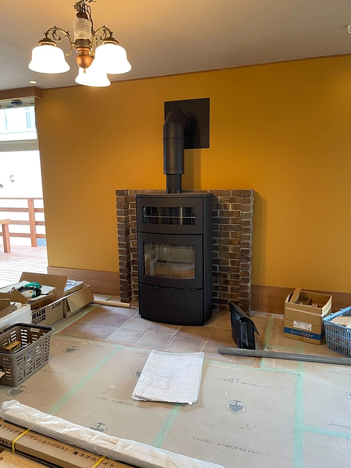薪ストーブが搬入され、2階はほぼ完成