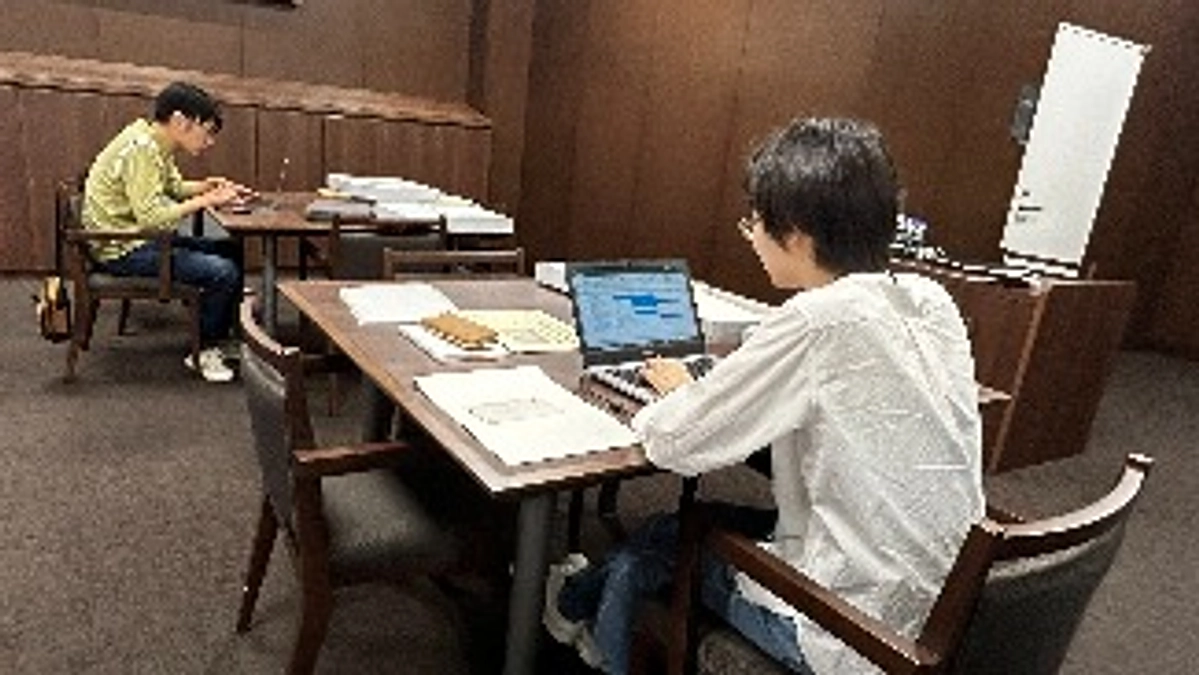 書簡整理作業風景