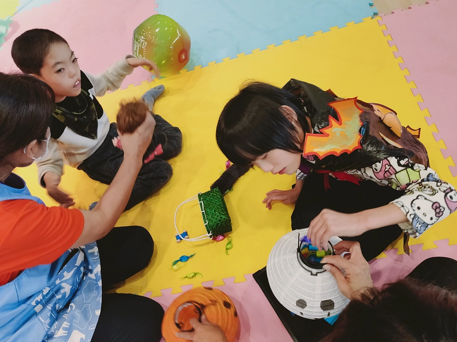 製作したハロウィングッズでコスプレパーティーをしてます！