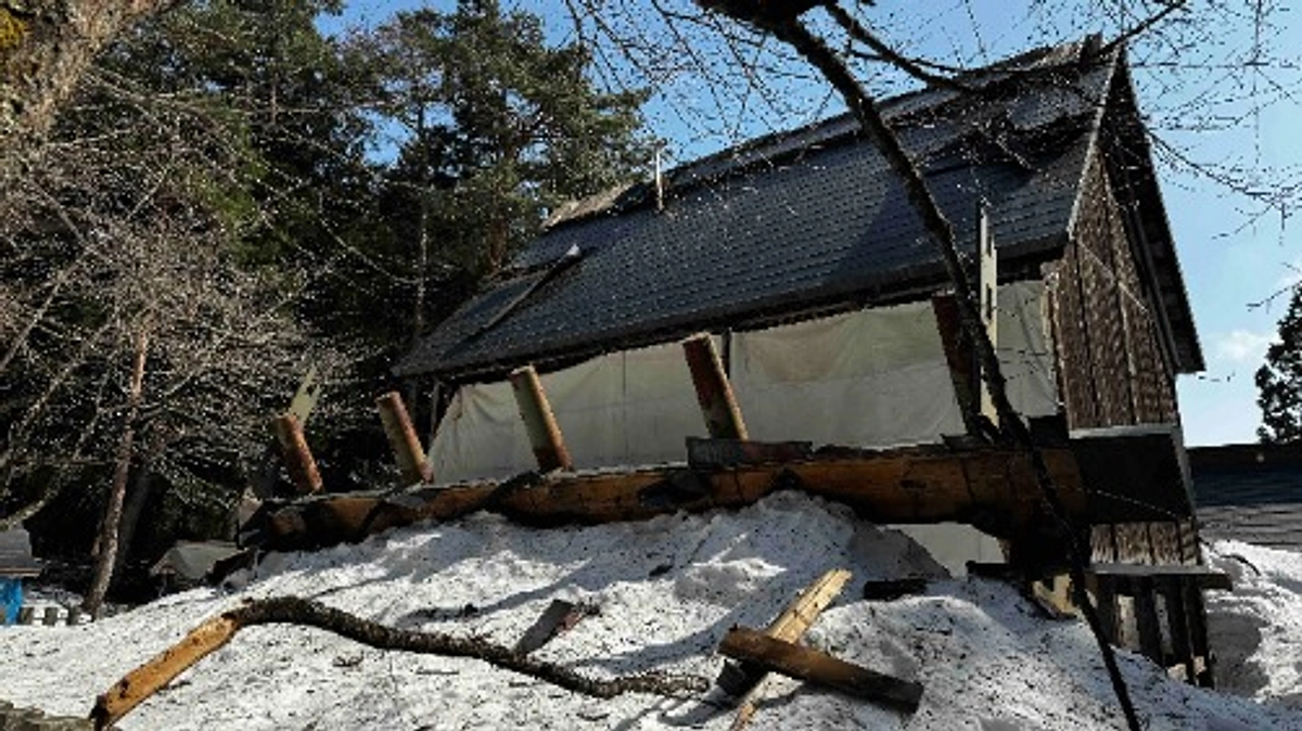 御本殿棟木が落下いたしました。