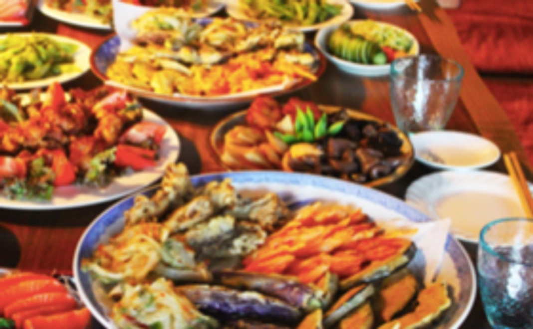 おばあちゃんの台所で楽しく食事を