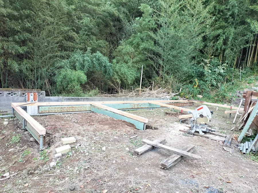 馬小屋の制作〜その５。土留めと土台作り