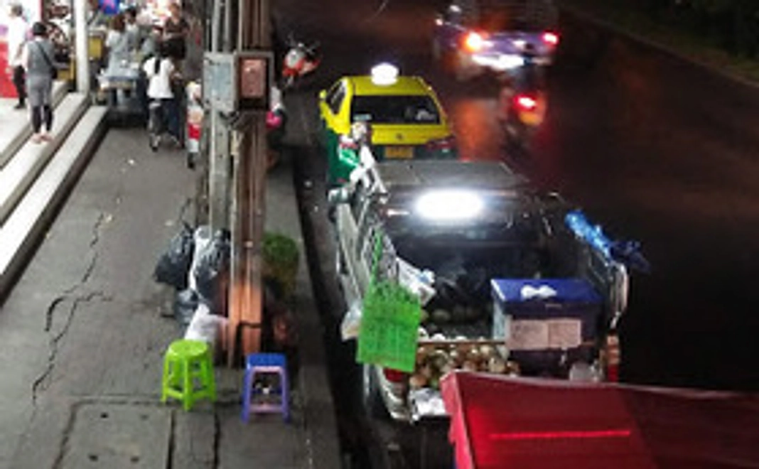 タイ国のノム君の仲間と道端でビールを飲みながらココナッツ販売体験（夜）【No.B】