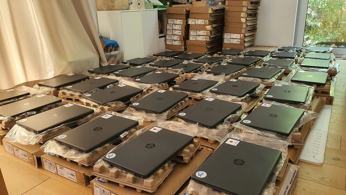 ウクライナに届けるパソコンの準備作業