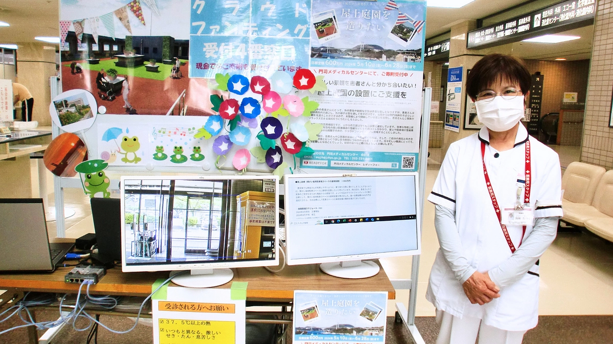 正面玄関の飾りつけと、受付スタッフのご紹介