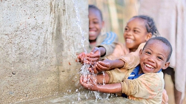 世代を超えて続く貧困に終止符を！「水」からはじまる支援 のトップ画像