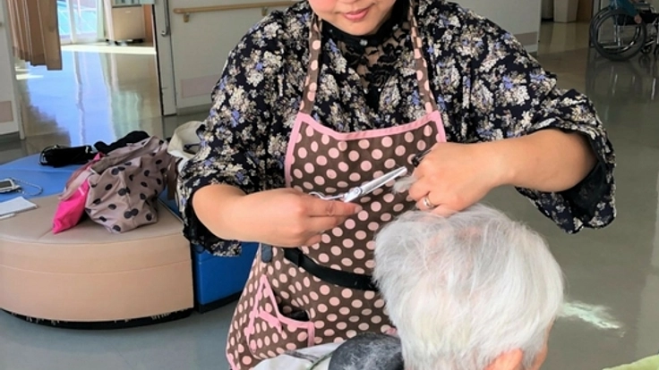 お年寄りや障がいなどの理由で美容室に通えない人に訪問美容を！