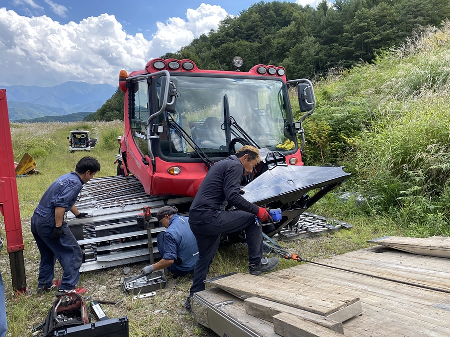圧雪車が夏季整備を終え、ゲレンデ戻ってきました