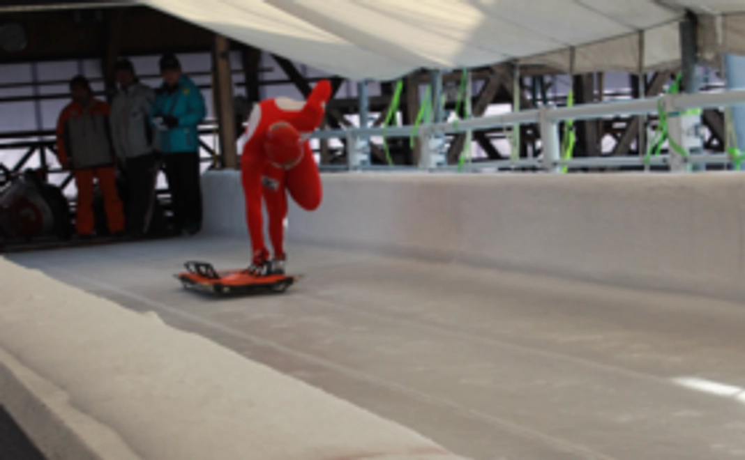 国産スケルトン開発を応援する。