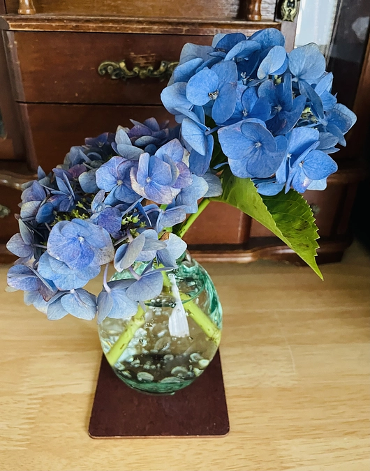 ヨシの一輪挿しとオオヨシキリ