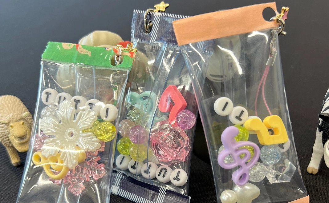 ご招待券と当日の動画、手作りキーホルダー