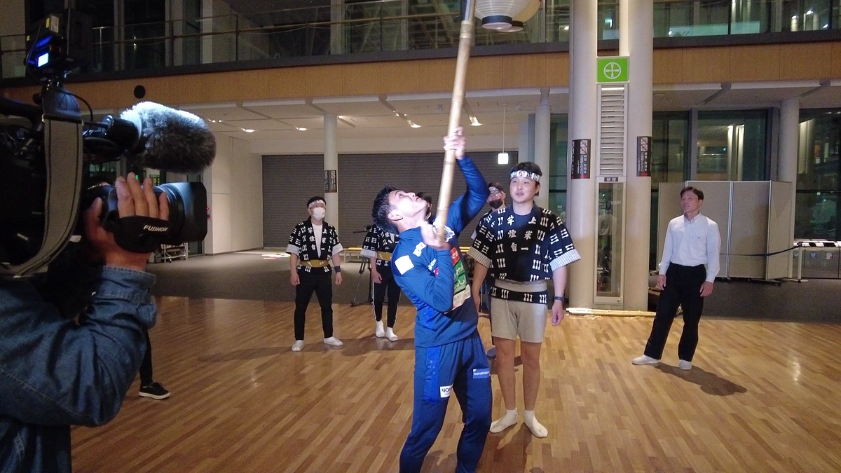 選手が実際に竿燈を体験しました