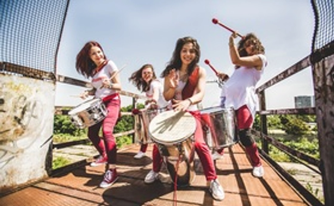 ＊IMPORTANT NOTICE: Items listed below including stickers, T-shirts and gifts can only be delivered within Japan.　　　誰でも簡単に海外アーティストを応援！　　You can easily support international artists!