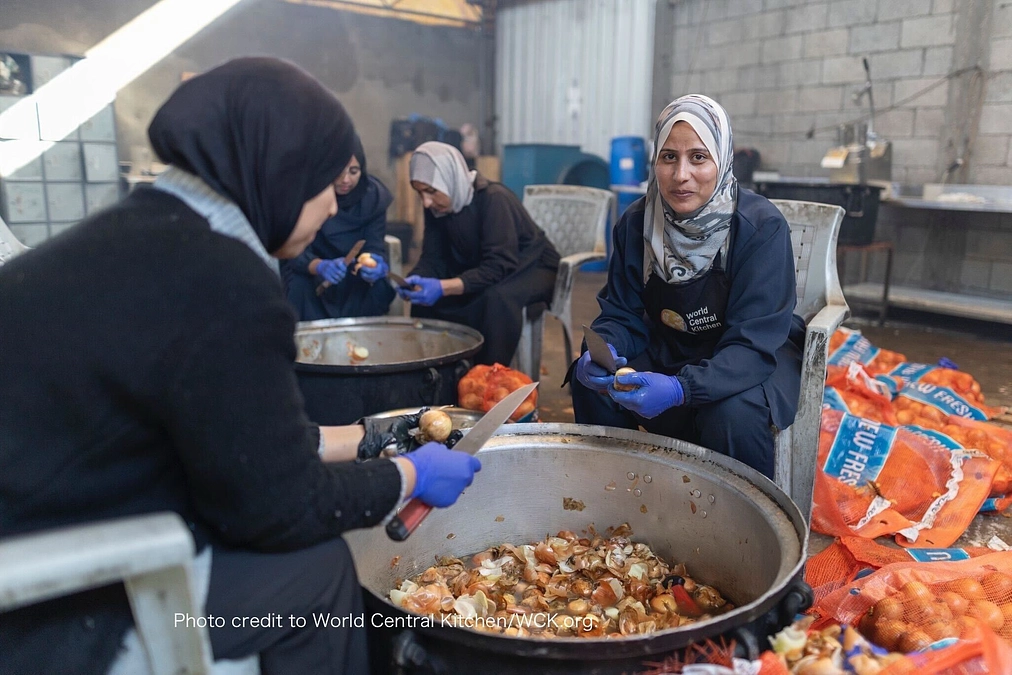 配布する食事　仕込みをします
