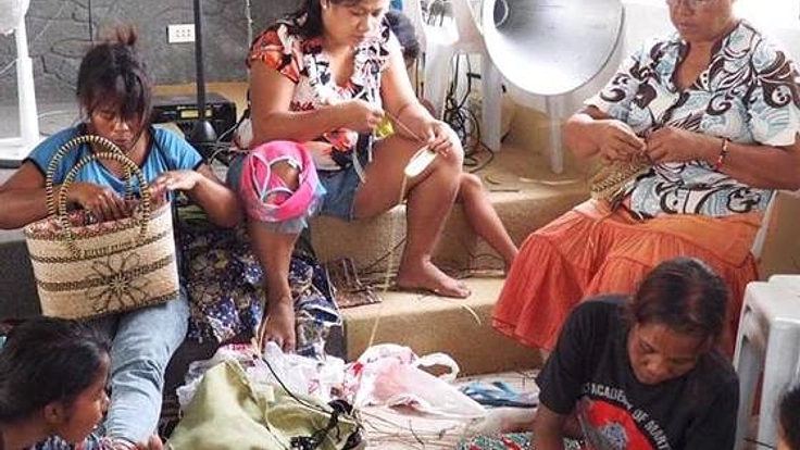 アティ族11人の女性が編みこむバッグで、夢への第一歩を。