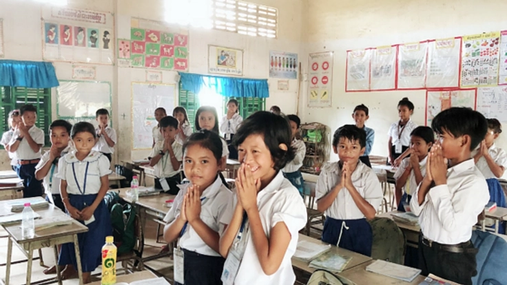 勉強が大好きなカンボジアの子どもたちへ、教科書を贈りたい！