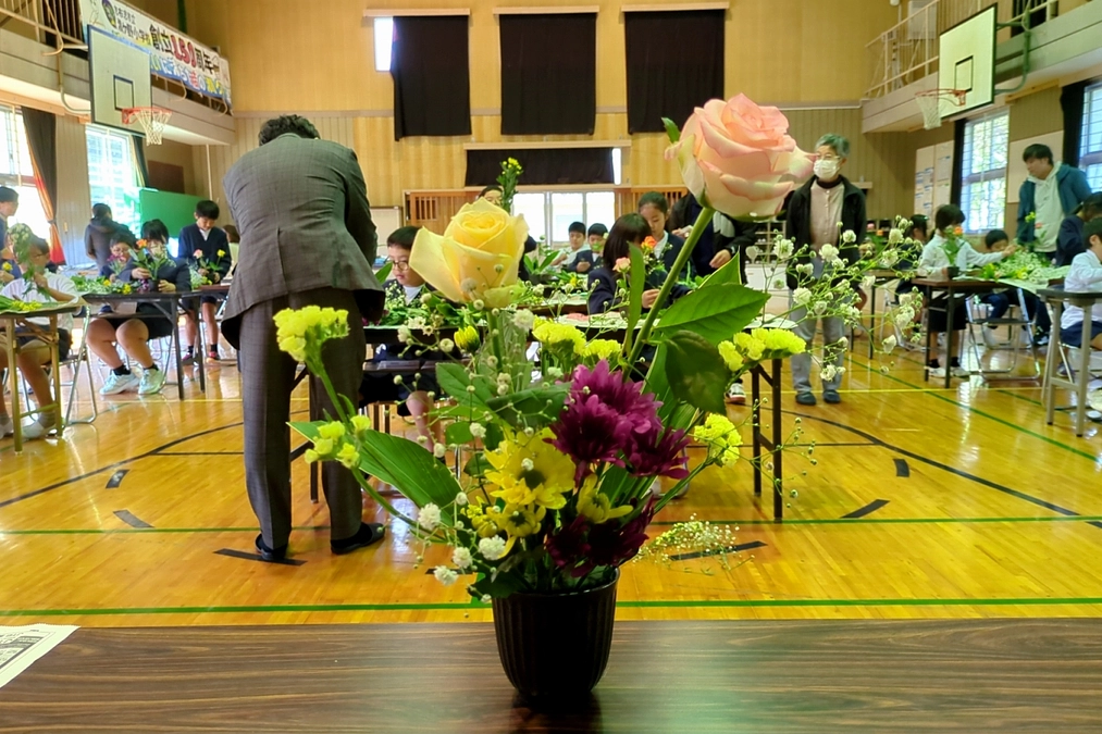 志布志市立潤ケ野小、南九州市立清水小学校で「いけばな体験」が実施されました！