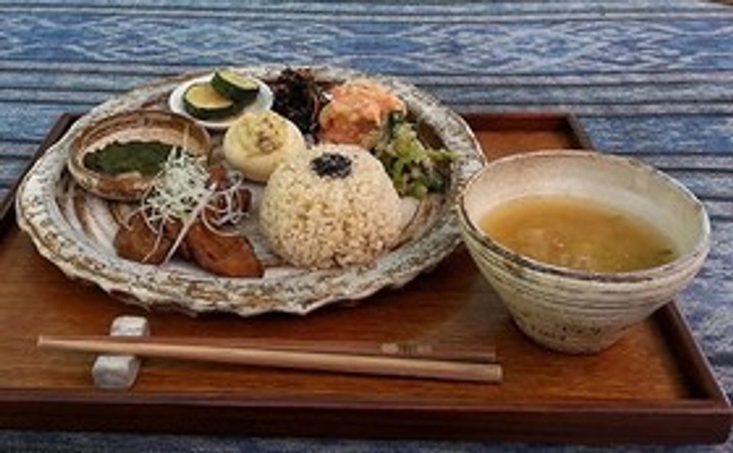 【数量限定！】料理研究家、中島デコさんの玄米菜食カフェ「ライステラスカフェ」でのペアのランチ券！