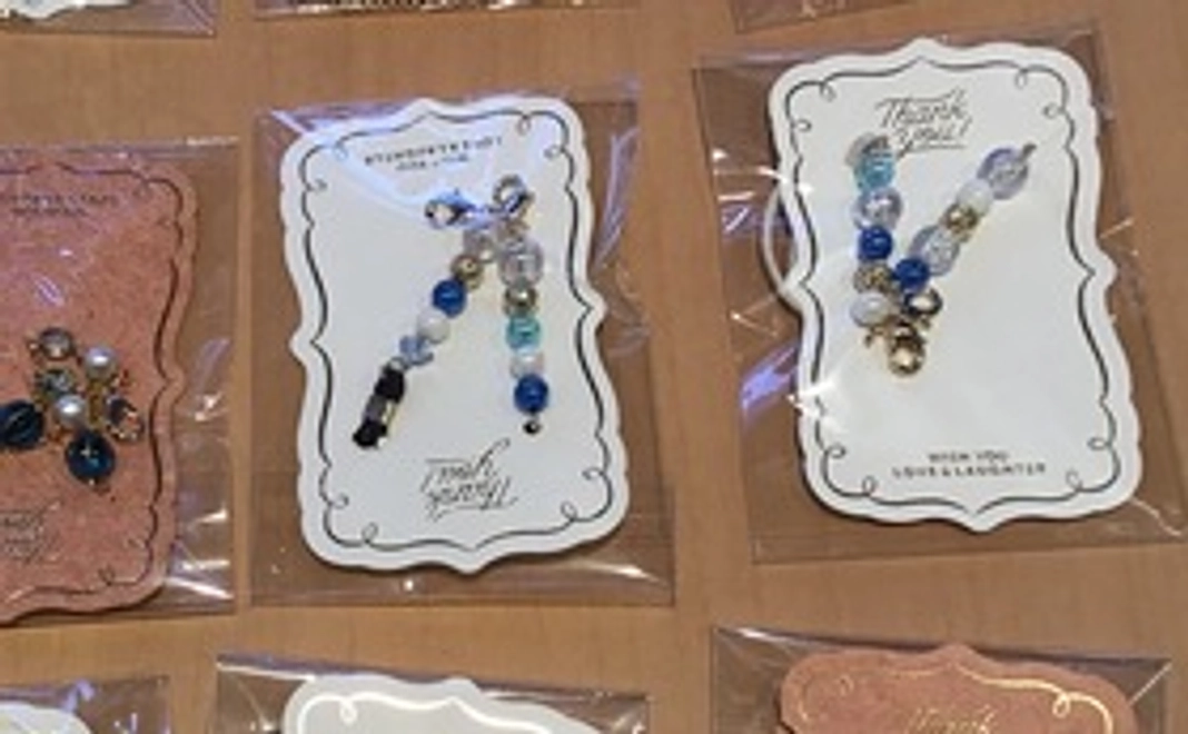 感謝のお手紙と　妻美香の手作りのマスクチェーンを1つ送らせていただきます。