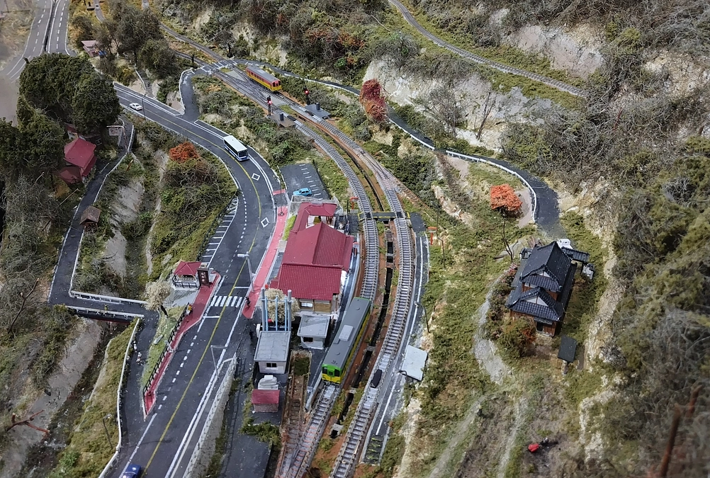 「ジオラマと鉄道マンガ展　がんばれ！ 山を登る列車・木次線」を企画した江上英樹さんとエール交換