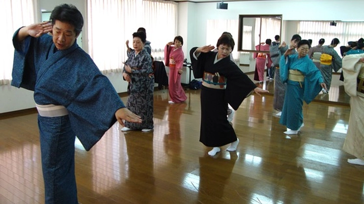 日本の伝統芸能継承の為、所作や着物、舞台芸術を体験してもらう