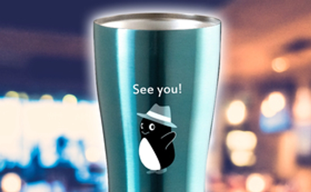 ロゴ付のタンブラーを贈呈