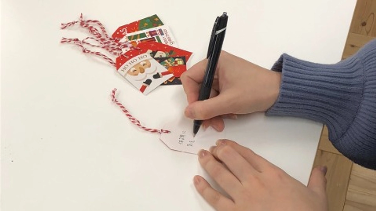 【食糧支援の現場から】クリスマスのメッセージカードを封入