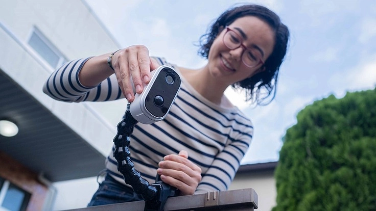 クリップ式で設置数秒！電源も工事も要らないワイヤレス防犯カメラ