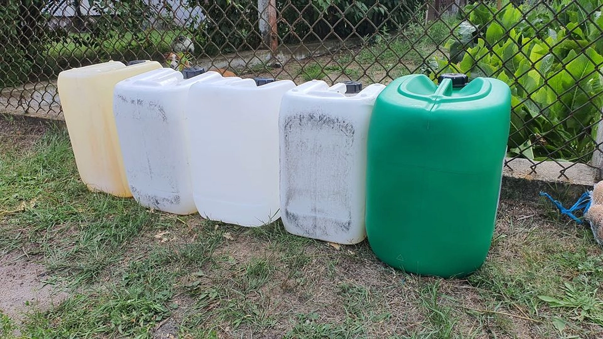 ガソリンを入れてウクライナに搬入