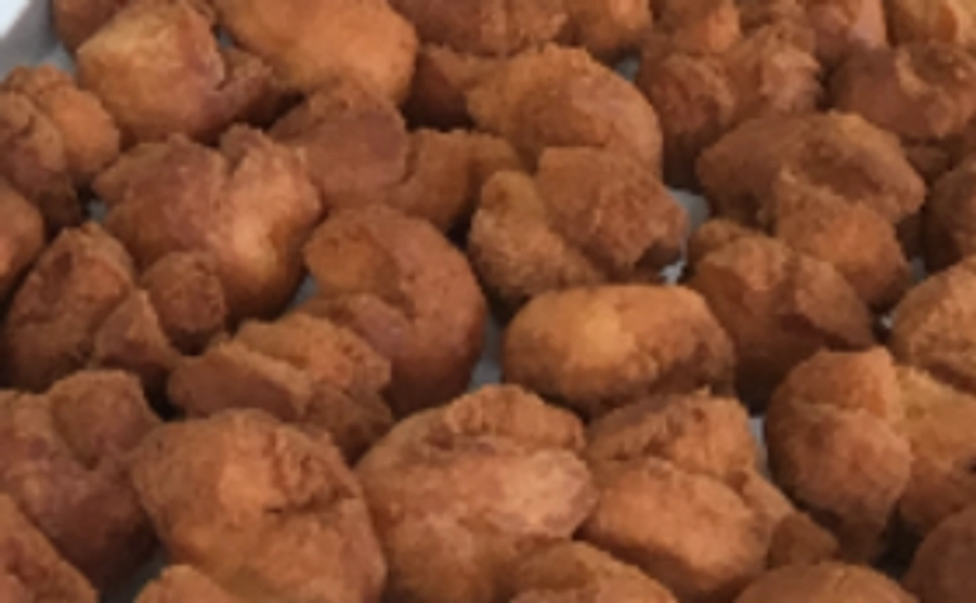 子どもたちからのお礼の手紙と、代表者の母のてづくりのサーたーあんだぎー1袋。