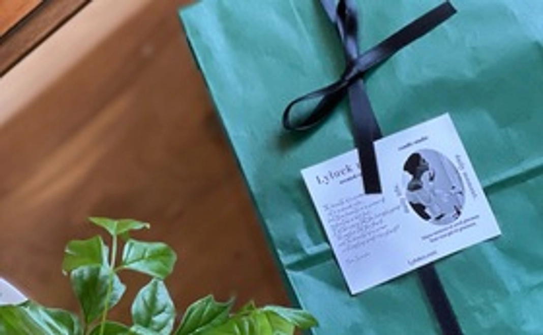 オリジナルステッカー、ポストカードプレゼント