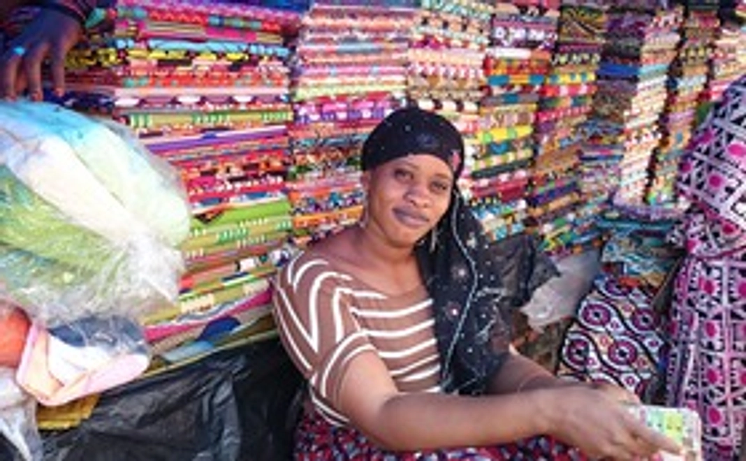 ビデオチャットでアフリカ布の買い出し代行