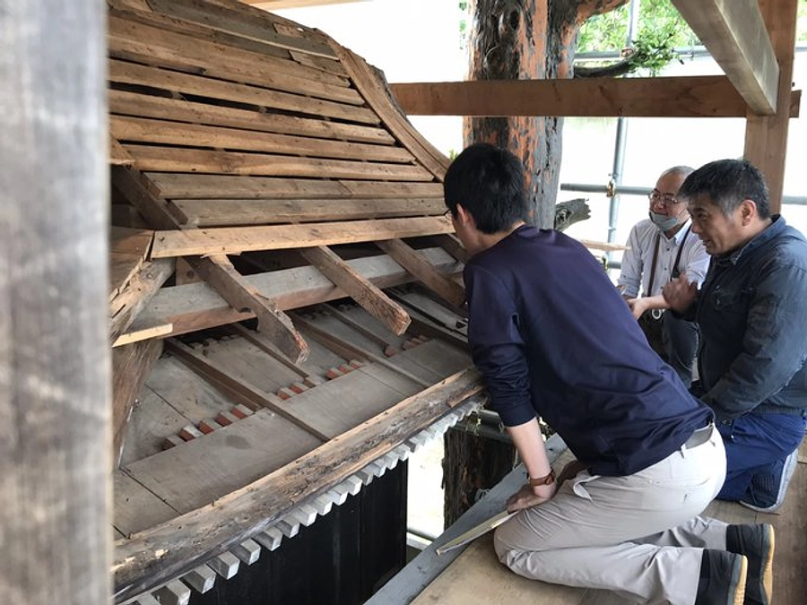 【３０日目】古い檜皮をはがす作業が行われました