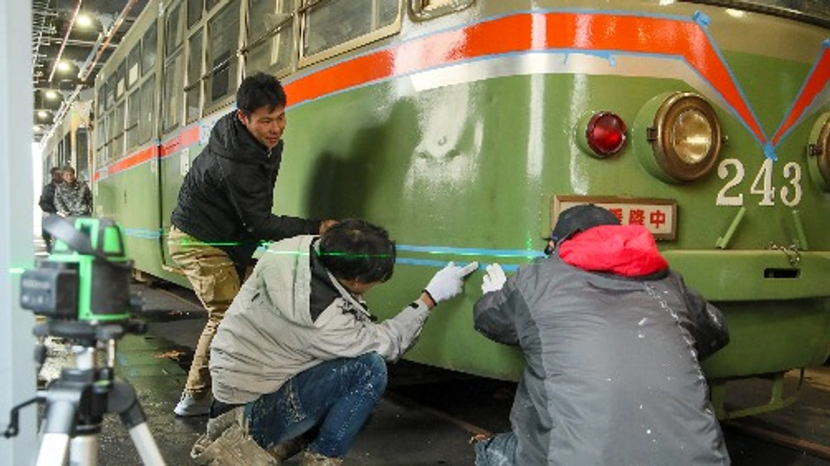 ２４３号車、赤帯での走行は明日２月21日(火)より！