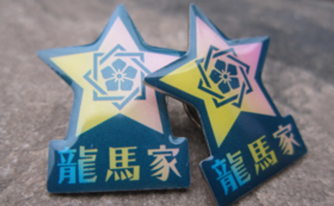 【梼原龍馬会特製バッチと龍馬脱藩の道186kmルートマップ】