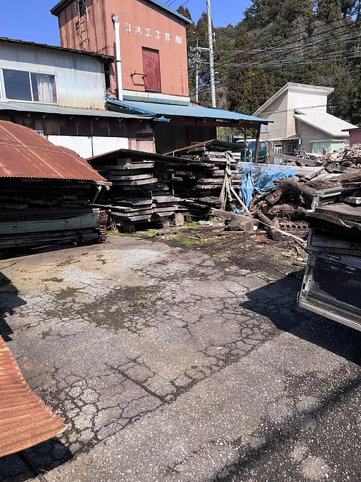 工場横の材料の片付けを行なっています