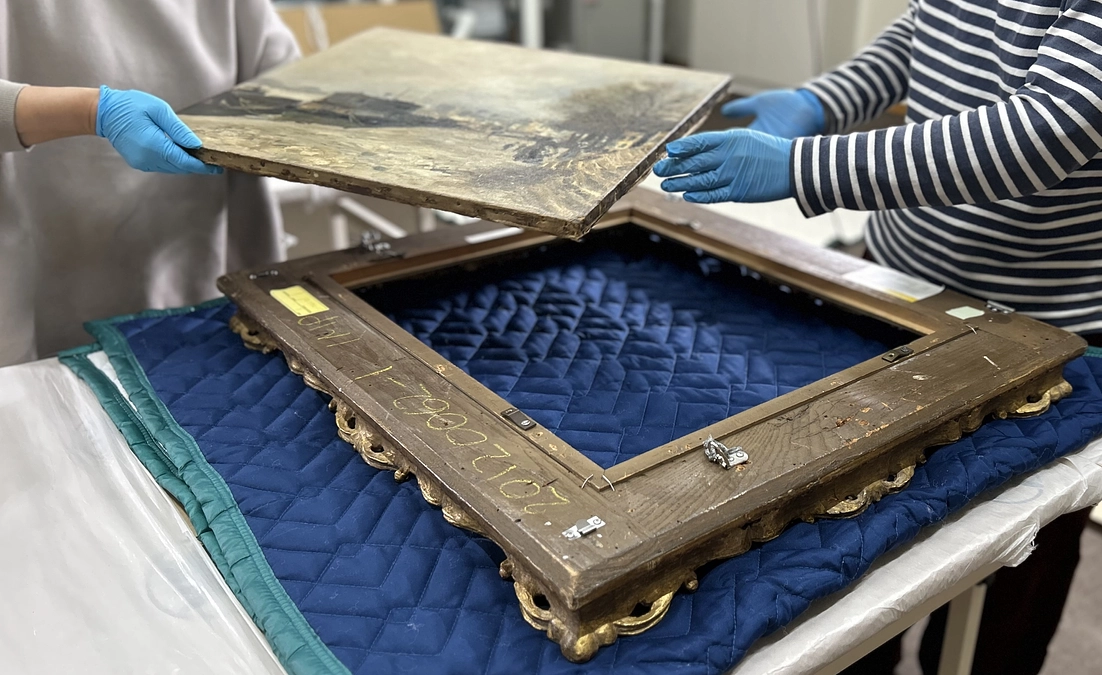 低反射アクリル設置のための額装取り外し作業を実施しました。