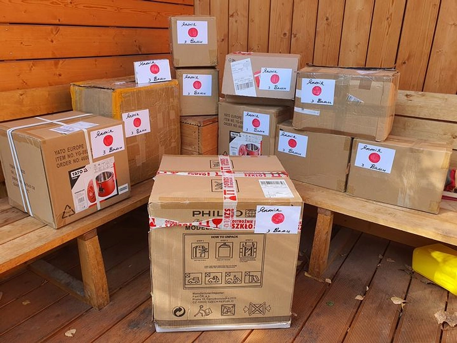 物資に日の丸をつける作業を実施