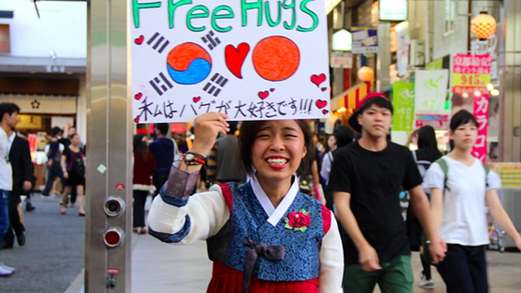 韓国人女子大生が日本各地でフリーハグ！日韓友好の架け橋に。