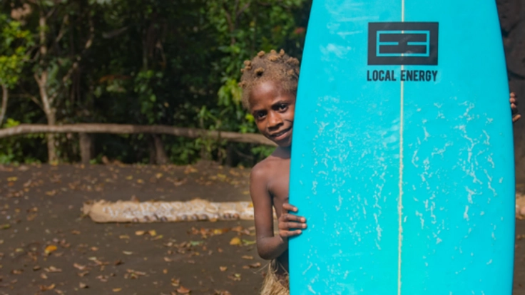 プロサーファーの挑戦！バヌアツの子どもたちにサーフボードを