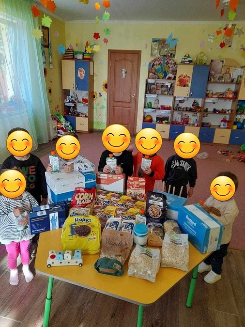 スームィ州の孤児院に届いたお菓子などの支援物資