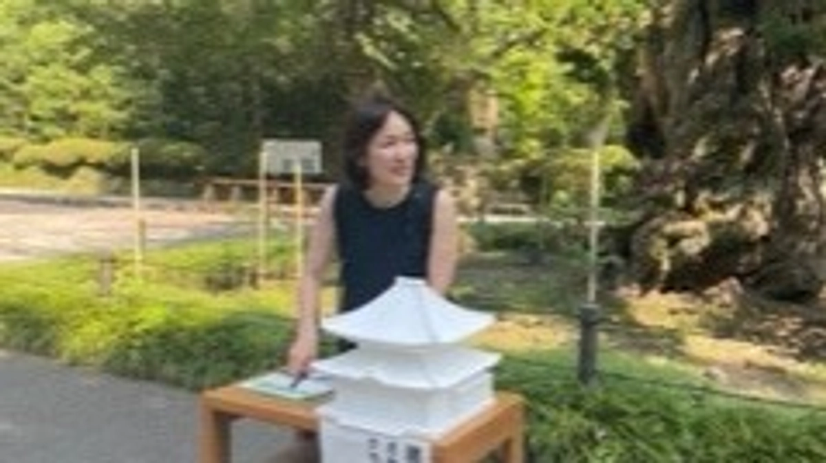 日曜日、深緑の仏殿前で3D模型のご紹介