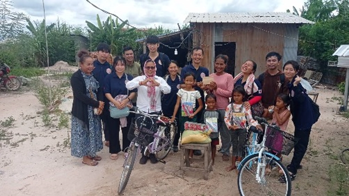 Siem reap州 Run ta ek地区の貧困世帯に自転車2台、食糧、文房具等を寄贈