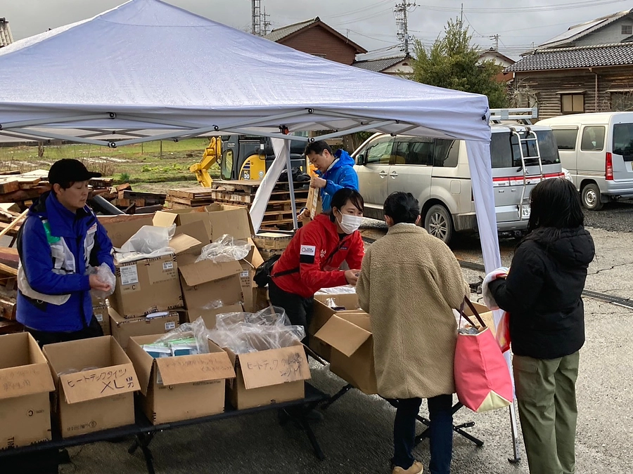 再開した銭湯の一角で衣類や飲み物を配りました